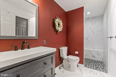 Bath - 97 Byron Dr, Smithsburg, MD 21783 photo 4 of 6