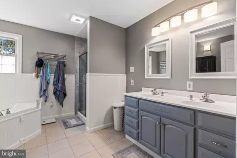 Bath - 97 Byron Dr, Smithsburg, MD 21783 photo 1 of 6