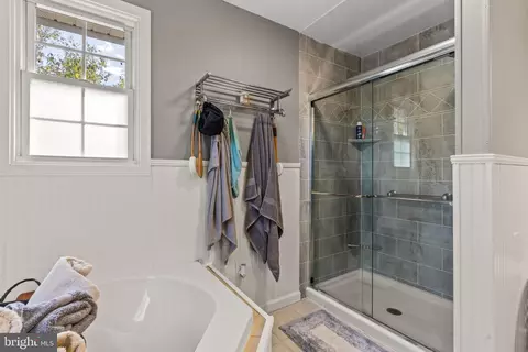 Bath - 97 Byron Dr, Smithsburg, MD 21783 photo 3 of 6