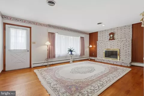 Living - 22532 Old Georgetown Rd, Smithsburg, MD 21783 photo 3 of 4