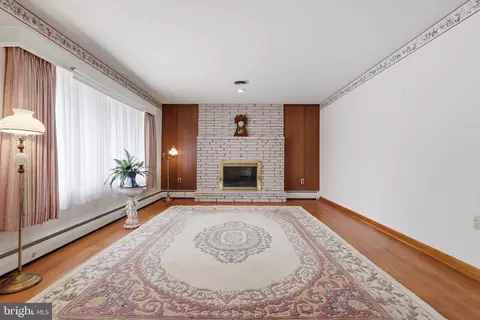 Living - 22532 Old Georgetown Rd, Smithsburg, MD 21783 photo 2 of 4