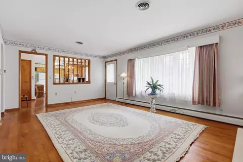 Living - 22532 Old Georgetown Rd, Smithsburg, MD 21783 photo 4 of 4