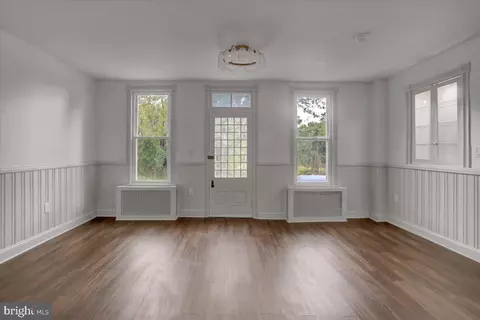 Living - 40 E Henrietta St, Smithsburg, MD 21783 photo 5 of 9