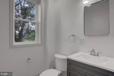 Bath - 40 E Henrietta St, Smithsburg, MD 21783 photo 2 of 5