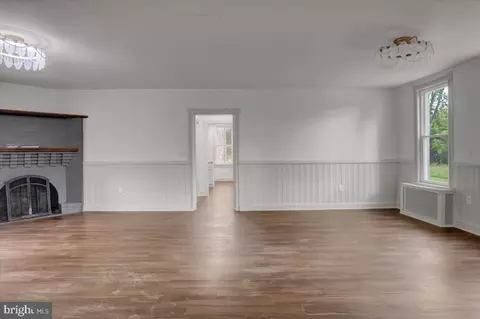 Living - 40 E Henrietta St, Smithsburg, MD 21783 photo 8 of 9