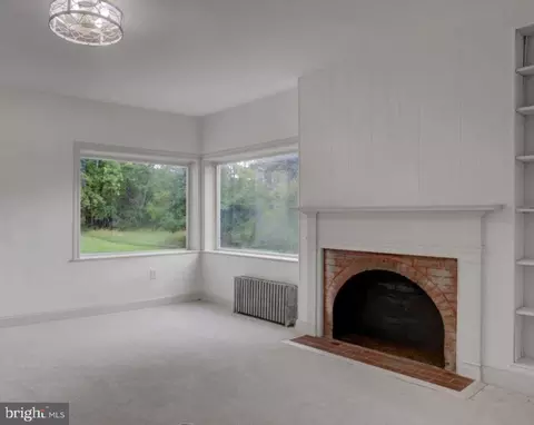 Living - 40 E Henrietta St, Smithsburg, MD 21783 photo 2 of 9
