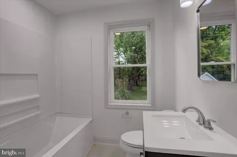 Bath - 40 E Henrietta St, Smithsburg, MD 21783 photo 3 of 5