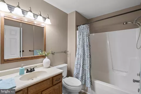 Bath - 15841 Broadcreek Dr, Clear Spring, MD 21722 photo 2 of 3
