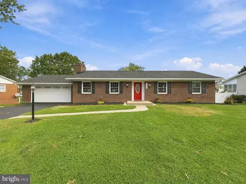 13545 Paradise Dr, Hagerstown, MD 21742