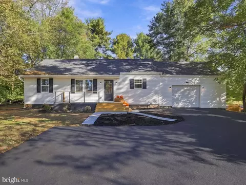 19658 Longmeadow Rd, Hagerstown, MD 21742