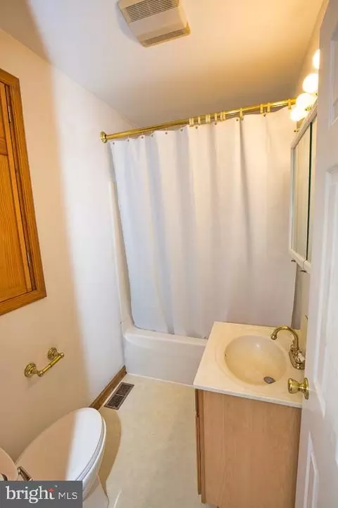 Bath - 725 Madison St, Salisbury, MD 21804 photo 1 of 2