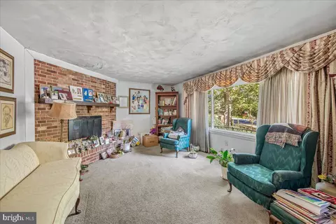 Living - 706 Parker Rd, Salisbury, MD 21804 photo 3 of 5