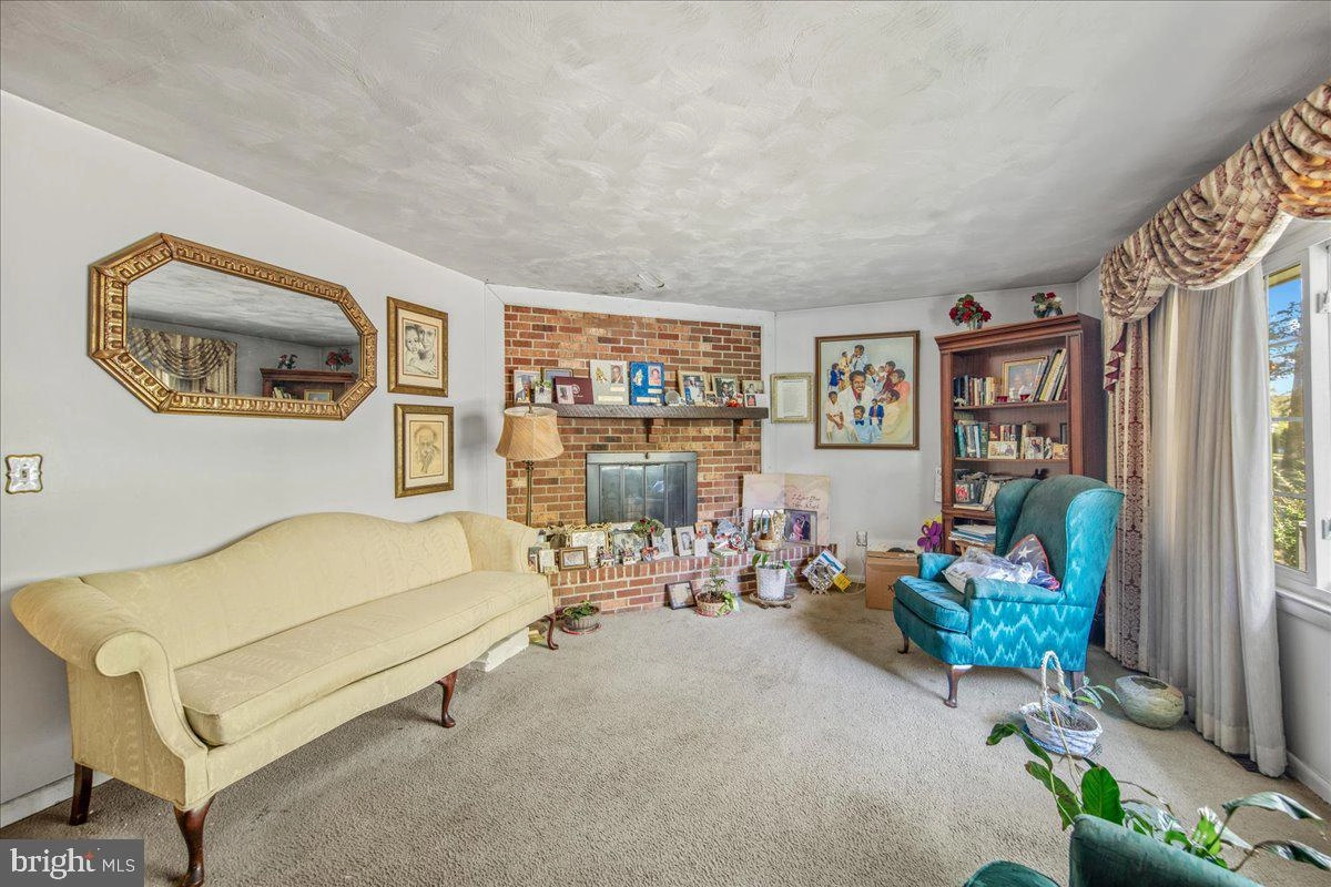 Living - 706 Parker Rd, Salisbury, MD 21804 photo 2 of 5