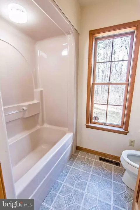 Bath - 26278 Quantico Creek Rd, Hebron, MD 21830 photo 2 of 6