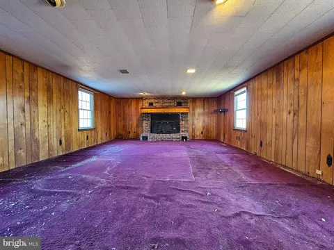 Living - 35400 Tingle Rd, Pittsville, MD 21850 photo 2 of 5
