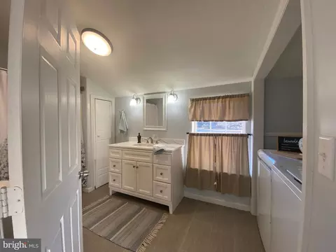 Bath - 4557 Tyaskin Rd, Tyaskin, MD 21865 photo 1 of 4