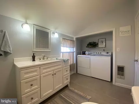 Bath - 4557 Tyaskin Rd, Tyaskin, MD 21865 photo 2 of 4