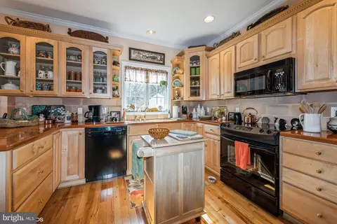 Kitchen - 5226 Dove Point Ln, Fruitland, MD 21826 photo 2 of 2