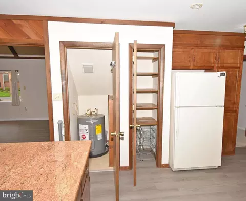 Kitchen - 30430 W Rustic Dr, Salisbury, MD 21804 photo 3 of 5