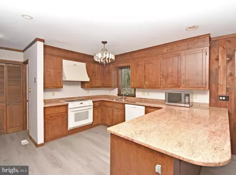 Kitchen - 30430 W Rustic Dr, Salisbury, MD 21804 photo 2 of 5