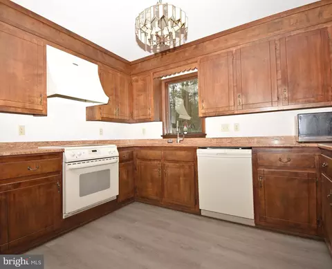 Kitchen - 30430 W Rustic Dr, Salisbury, MD 21804 photo 4 of 5