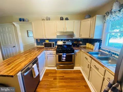 Kitchen - 5689 Spinnaker Dr, Salisbury, MD 21801 photo 3 of 4