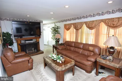 Living - 202 Poplar St, Delmar, MD 21875 photo 2 of 4