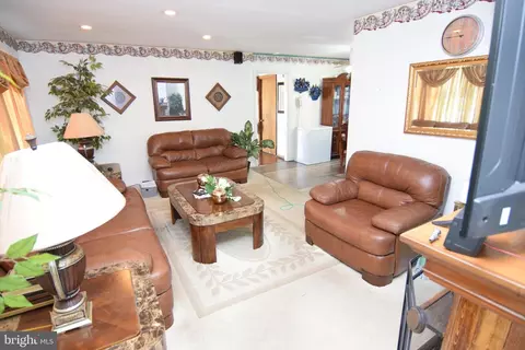 Living - 202 Poplar St, Delmar, MD 21875 photo 1 of 4