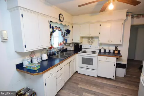 Kitchen - 202 Poplar St, Delmar, MD 21875 photo 2 of 3