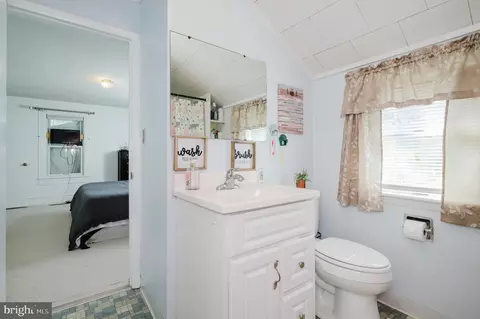 Bath - 418 E State St, Delmar, MD 21875 photo 2 of 2