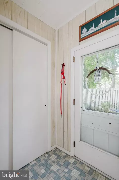 Entry Way - 418 E State St, Delmar, MD 21875 photo 2 of 2