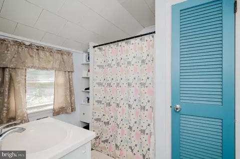 Bath - 418 E State St, Delmar, MD 21875 photo 1 of 2