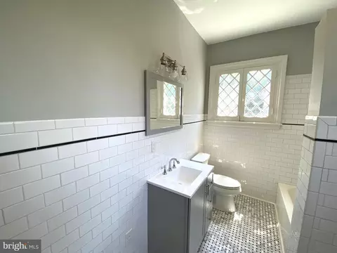 Bath - 104 E William St, Salisbury, MD 21801 photo 2 of 6