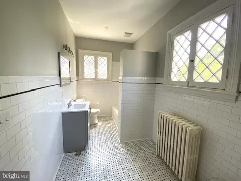 Bath - 104 E William St, Salisbury, MD 21801 photo 3 of 6