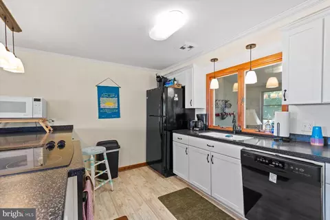 Kitchen - 4458 Sunset Dr, Tyaskin, MD 21865 photo 3 of 4