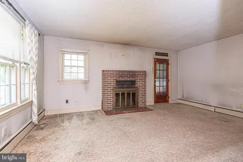 Living - 111 Greenmount Ave, Salisbury, MD 21804 photo 2 of 3