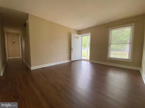 Living - 6437 Mary Jane Dr, Salisbury, MD 21801 photo 2 of 4