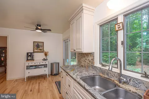 Kitchen - 30521 E Rustic Dr, Salisbury, MD 21804 photo 7 of 8