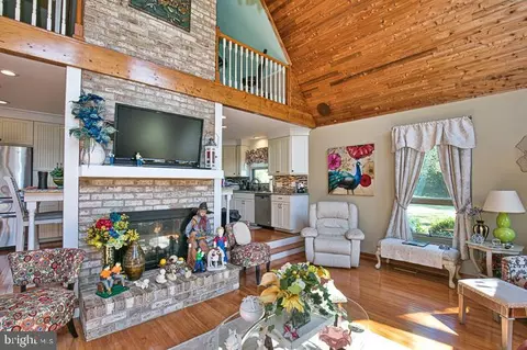 Living - 6090 Massey Crossing Rd, Willards, MD 21874 photo 4 of 5