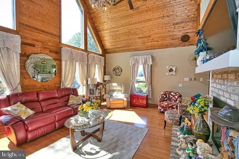 Living - 6090 Massey Crossing Rd, Willards, MD 21874 photo 2 of 5