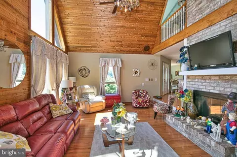 Living - 6090 Massey Crossing Rd, Willards, MD 21874 photo 3 of 5