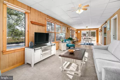 Living - 21633 Wetipquin Rd, Quantico, MD 21856 photo 2 of 6