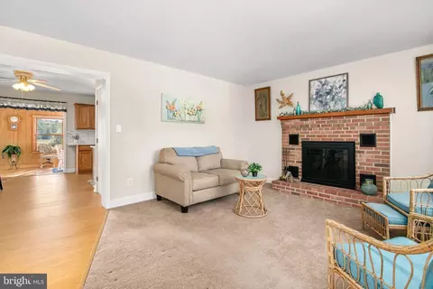 Living - 21633 Wetipquin Rd, Quantico, MD 21856 photo 4 of 6