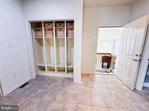 Entry Way - 32289 Mount Hermon Rd, Salisbury, MD 21804 photo 6 of 17
