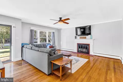 Living - 421 Pine Bluff Rd, Salisbury, MD 21801 photo 1 of 1