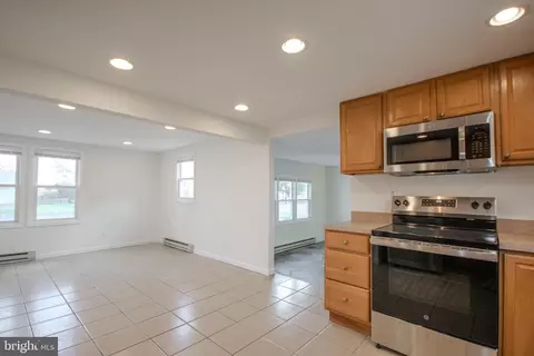 Living - 522 E Main St, Fruitland, MD 21826 photo 4 of 10