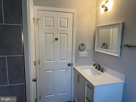 Bath - 406 Bailey Ln, Salisbury, MD 21801 photo 2 of 4