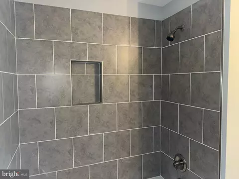 Bath - 406 Bailey Ln, Salisbury, MD 21801 photo 3 of 4