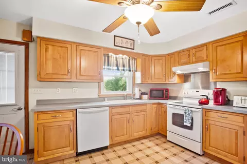 Kitchen - 4541 Tyaskin Rd, Tyaskin, MD 21865 photo 1 of 4