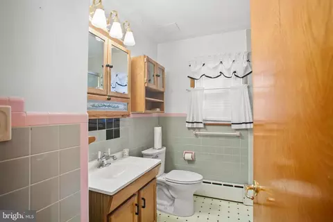 Bath - 4541 Tyaskin Rd, Tyaskin, MD 21865 photo 1 of 4